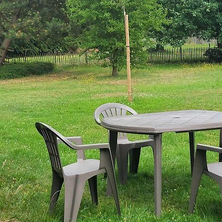 A La Salle De Jeux Et Son Jardin Autour De La Cabane Verte ดีน็อง ภายนอก รูปภาพ