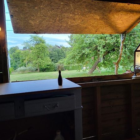 A La Salle De Jeux Et Son Jardin Autour De La Cabane Verte ดีน็อง ภายนอก รูปภาพ