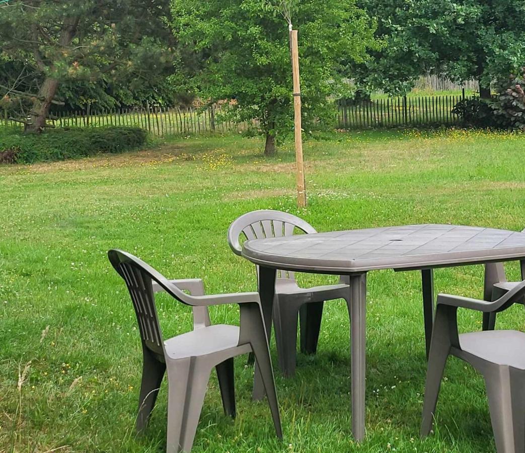 A La Salle De Jeux Et Son Jardin Autour De La Cabane Verte ดีน็อง ภายนอก รูปภาพ