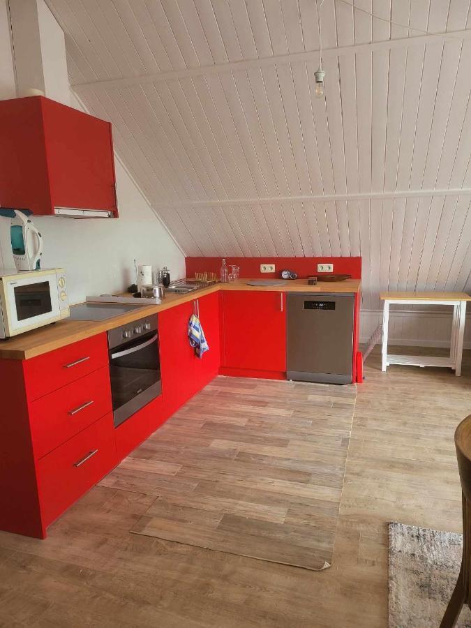 A La Salle De Jeux Et Son Jardin Autour De La Cabane Verte ดีน็อง ภายนอก รูปภาพ