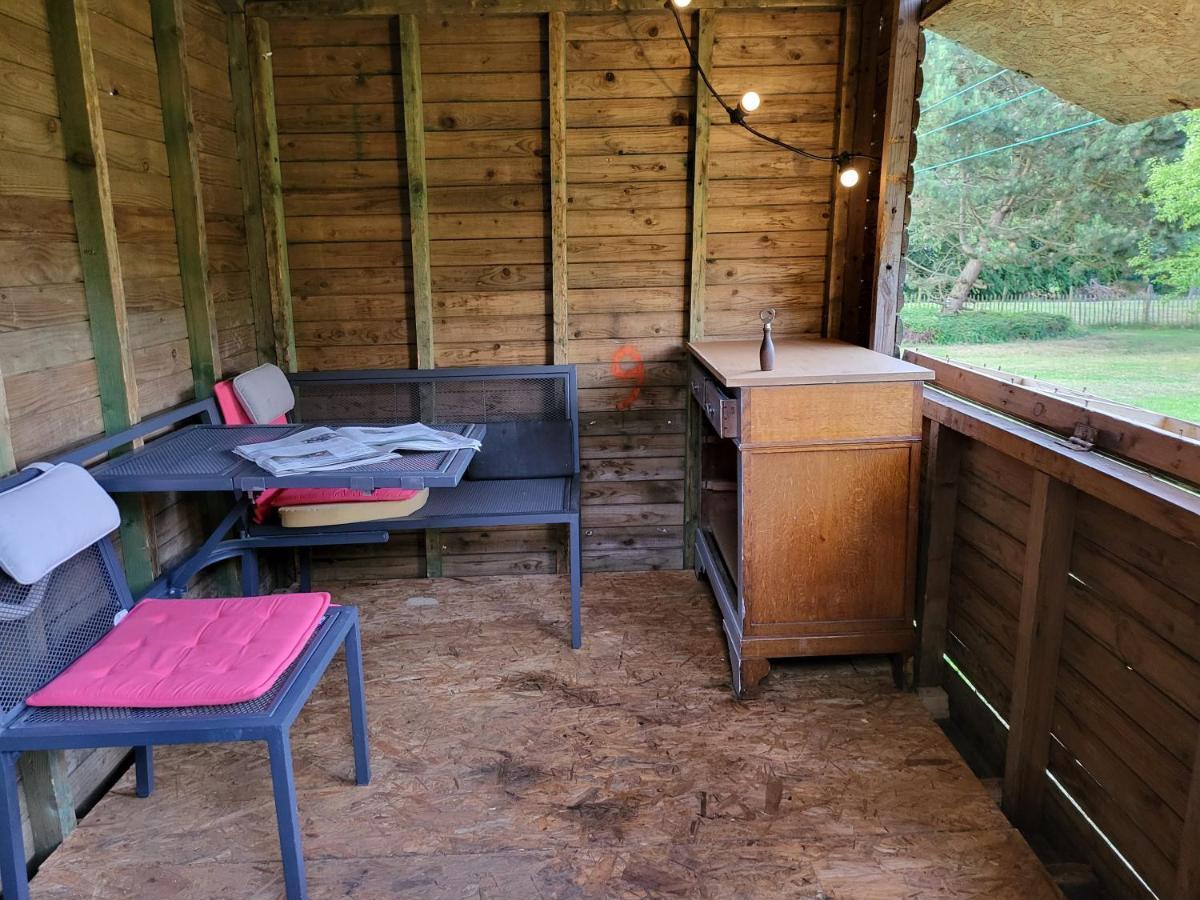 A La Salle De Jeux Et Son Jardin Autour De La Cabane Verte ดีน็อง ภายนอก รูปภาพ